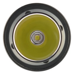 Widoczna dioda LED oraz szkło mineralne będące częścią latarki nurkowej XTAR D06 1600lm.
