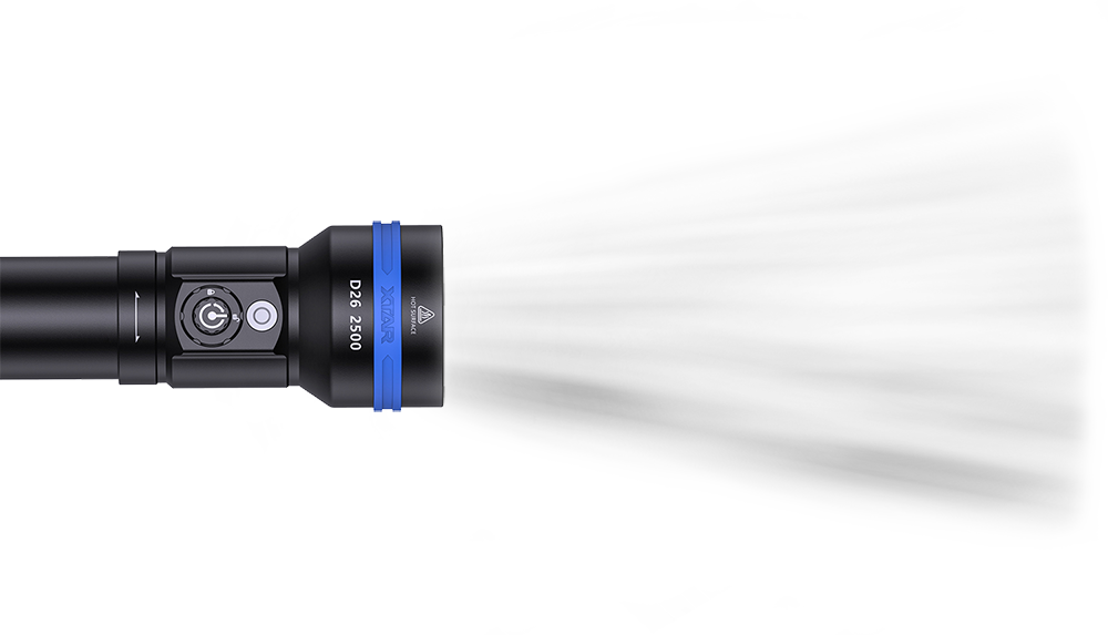 Latarka D26 2500 emitująca strumień światła.