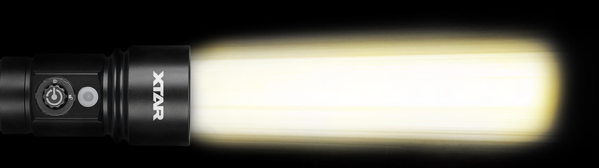 Latarka D26W 1000 emitująca strumień światła.