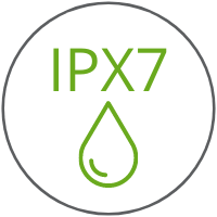 Okrąg z napisem IPX7 a pod nim kropla wody informujące o klasie wodoodporności latarki GP CR42.