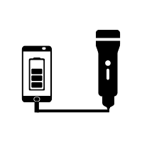 Telefon ładowany poprzez latarkę Mactronic Dura Light 2.3. Urządzenia są połączone ze sobą kablem.