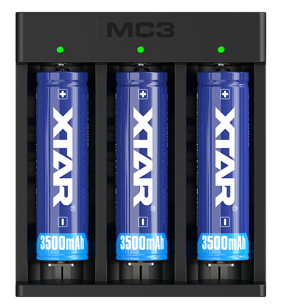 Ładowarka XTAR MC3, zaprezentowana na wprost z akumulatorami firmy XTAR.